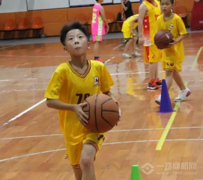 篮球教练如何为不同年龄段的球员制定战术训练方案?_1